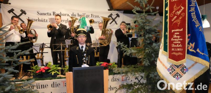 Bei der weltlichen Feier des Bergknappenvereins Stulln/Schwarzenfeld gedachte Vorsitzender Jürgen Ferschl bei gesenkter Fahne der verstorbenen Ehrenvorsitzenden Xaver Dirrigl und Josef Raith sowie der Mitglieder Georg Eimer, Anna Barth, Adolf Koch und Josef Norgauer. Bild: ohr