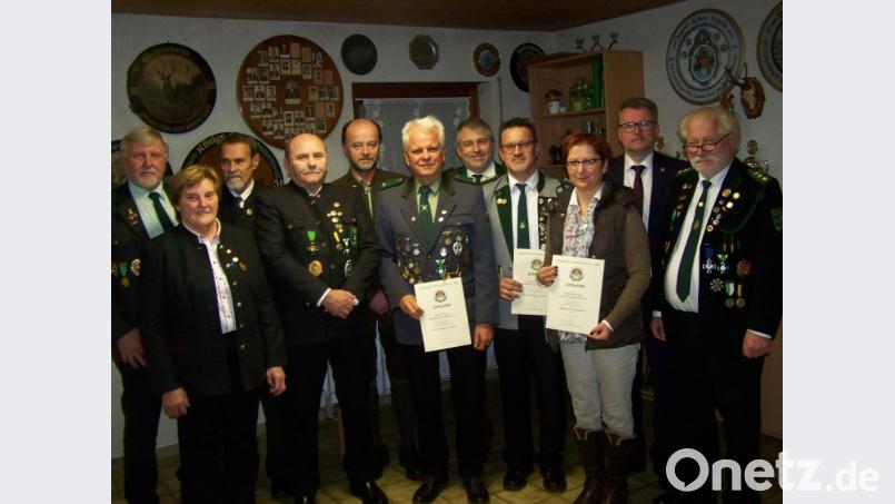 Geehrte Schützen mit Herta Zeiler und Dietmar Beyer sowie Bürgermeister Michael Göth (Zweiter von rechts). Bild: rrd