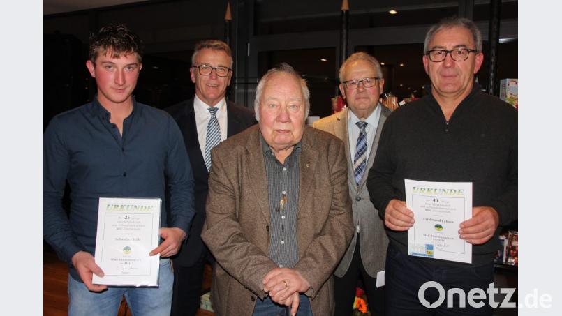 Der MSC Tirschenreuth ehrt langjährige Mitglieder: (vorne, von links) Sebastian Witt, Joachim Wystrichowski und Ferdinand Lehner. Bild: kro
