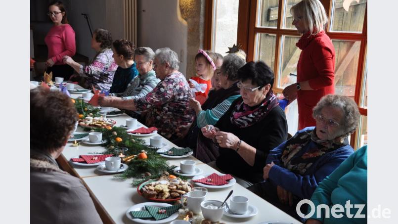 Mit selbst gebastelten Papierengeln überraschen die Kleinen des Kindergartens die Senioren bei der Adventfeier. Bild: ak