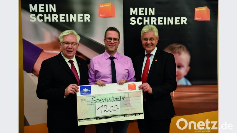 Florian Danzl (Mitte) überreichte den Spendenscheck an Verbandspräsident Konrad Steininger (links) und Hauptgeschäftsführer Christian Wenzler. Bild: exb