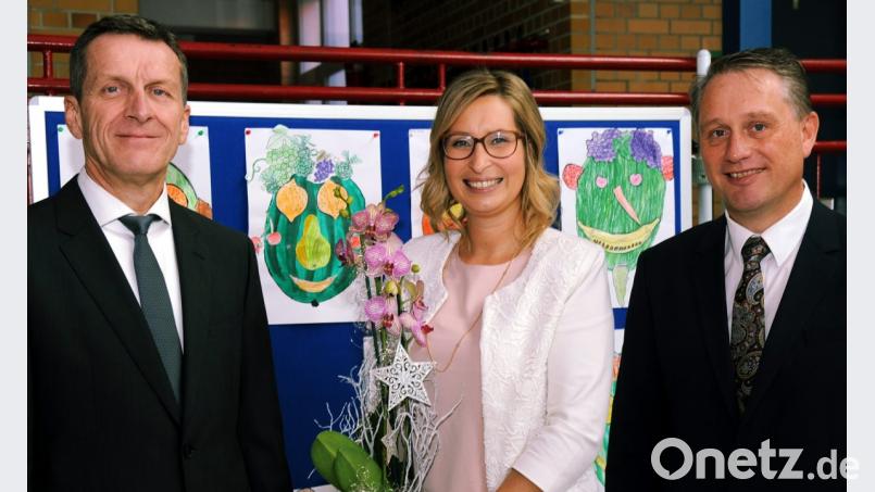 Schulrat Gerald Haas (links) und Zweiter Bürgermeister Hermann Böhm heißen die neue Schulleiterin Janina Schmidt willkommen. Bild: gf