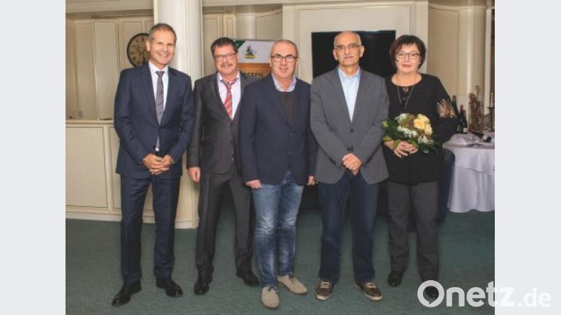 Werner Conrad (links) dankt den Mitarbeitern, die seit 40 Jahren dem Betrieb angehören (ab Zweiter von links): Lothar Rauscher, Armin Dobat, Jürgen Walter und Ingrid Naber. Bild: exb