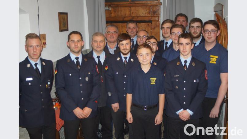 Bei der Jahreshauptversammlung der FF Weihern ging es unter anderem um Beförderungen und bestandenen Prüfungen. Dazu gratulierten Bürgermeister Richard Tischler und Kreisbrandmeister Günther Ponnath, sowie die Spitze der Weiherner Wehr. Bild: slh