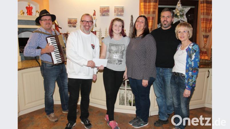 Über 1600 Euro für die Helfer vor Ort freut sich Markus Meyer (Zweiter von links). Bild: pi