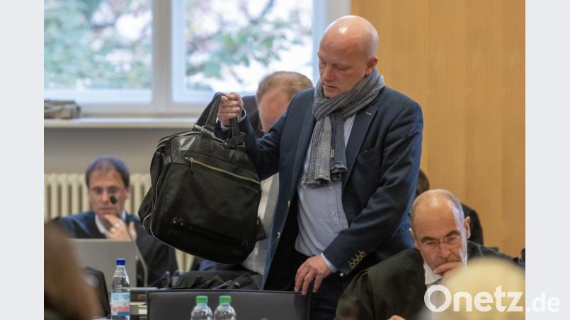 Joachim Wolbergs (SPD), der suspendierte Oberbürgermeister von Regensburg, im Verhandlungssaal des Landgerichts. Wolbergs muss sich vor der Wirtschaftsstrafkammer des Landgerichtes Regensburg wegen Vorteilsannahme und Verstoßes gegen das Parteiengesetz verantworten. Bild: Armin Weigel/dpa