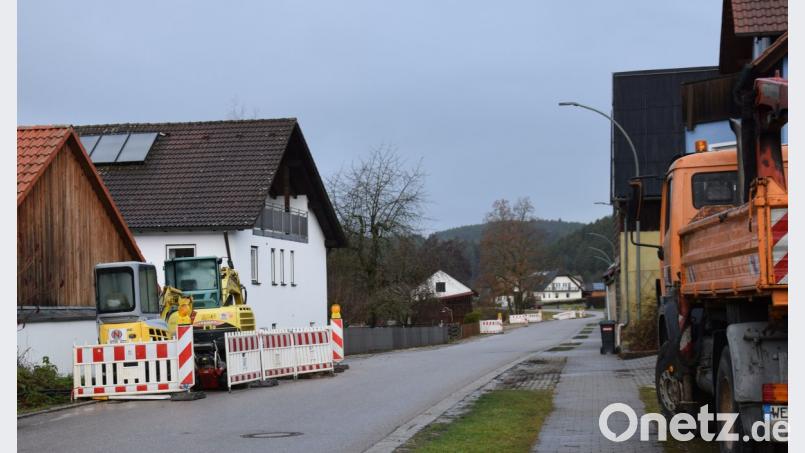 Der Breitbandausbau im Gemeindegebiet Hohenburg kommt gut voran. Das Bild zeigt die DSL-Baustelle in Adertshausen. Bild: bö