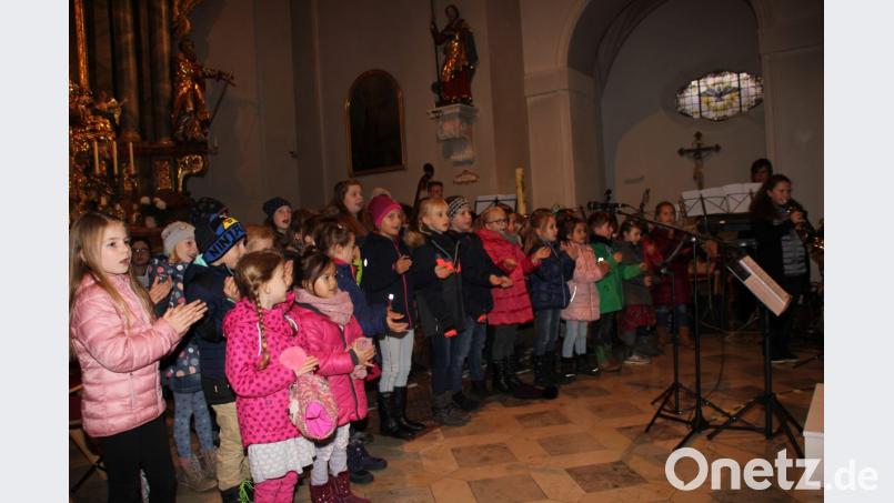 Die Kinder des Schulchors unter der Leitung von Sabine Weiß sangen sich mit ihren fröhlichen und hellen Stimmen schnell in die Herzen der Zuhörer. Mia Preitschaft glänzte mit Trompetensoli. Bild: ads
