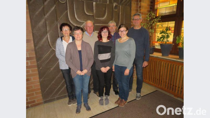 Sie stehen auch künftig an der Spitze des 1. Akkordeonorchesters Waldsassen (von links): Michaela Döllinger, Andrea Reinkraut, 2. Vorsitzender Bernhard Reinkraut, Bianca Bindl, Konrad Döllinger, Katharina Mois und Vorsitzender Oskar Bindl. Bild: exb