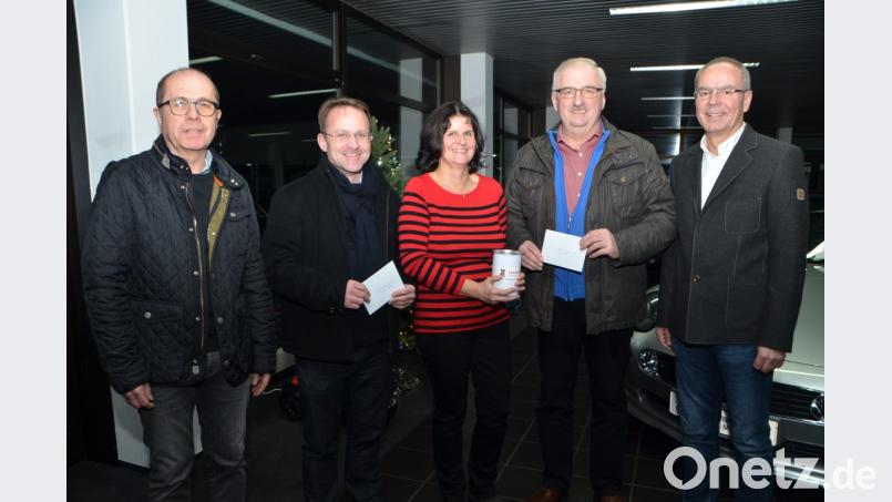 Siegmund (rechts) und Evi Grieb spenden insgesamt 3000 Euro. Je zur Hälfte an die Kinderkrebshilfe in der Region Oberpfalz Nord und den katholischen Kindergarten, der saniert werden soll. Herbert Putzer (Zweiter von rechts) berichtet von einem aktuellen Fall einer betroffenen Familie, der niemanden unberührt lässt. Bild: dob