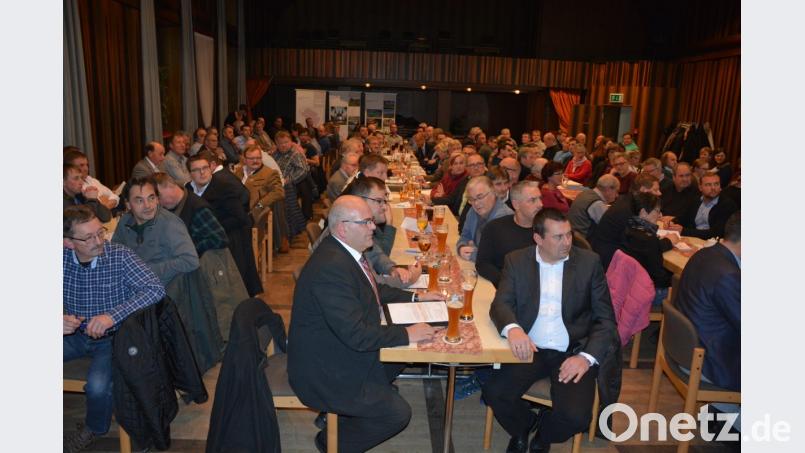 Voll besetzt präsentierte sich das Katholische Jugendheim bei der Versammlung der Ikom Stiftland, wo es um deren Zukunft ging. Bild: jr