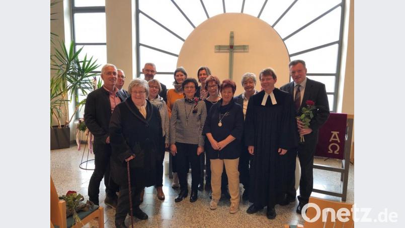 Am ersten Advent führte Pfarrer Andreas Kraft (Zweiter von rechts) die neuen Kirchenvorsteher ein. Bild: exb