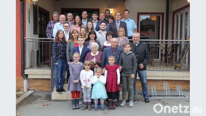 Das Jubelpaar im Kreise seiner großen Familie. Bild: ral