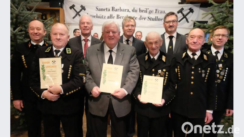 Vorsitzender Jürgen Ferschl, Bürgermeister Hans Prechtl, Geschäftsführer der Fluorchemie Stulln, Herbert Zweck, stellvertretender Landrat Arnold Kimmerl (hinten von rechts) und Geschäftsführer des Landesverbandes Bayern, Alfons Bauer (links), zeichneten Mitglieder des Bergknappenvereins Stulln/Schwarzenfeld für langjährige Vereinstreue (vorne von links) Hans Baldauf, Wilhelm Hauser (Ehrenvorsitzender), Andreas Frischholz und Anton Hassel mit Urkunden aus. Bild: ohr
