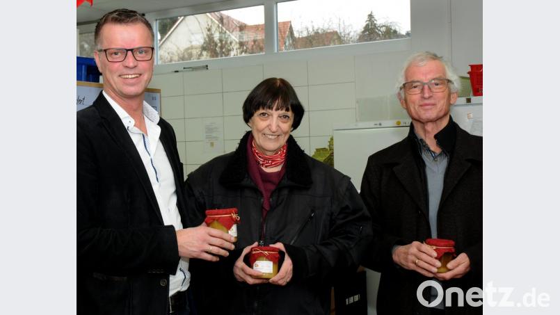 Er übergibt die Spende stellvertretend für Klaus Conrad: Bürgermeister Hermann Falk (links). Irmgard Buschhausen (Mitte) und Vorsitzender Bernhard Saurenbach freuen sich, den Honig zusätzlich verteilen zu können. Bild: Stephan Huber