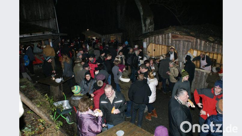Auch zur Brotzeit und Unterhaltung trifft man sich gerne bei &quot;Advent im Wald&quot; in Friedrichshäng/Eulenberg. Am Wochenende lockt dieser besondere Weihnachtsmarkt in den Grenzwald. Bild: mmj