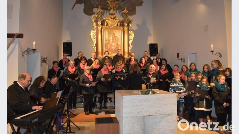 Das Adventsingen in der Hüttener Josefskirche rund um den Chor "ChorAlle!" hatte das Motto: "Sternenzauber im Advent". Bild: rgr