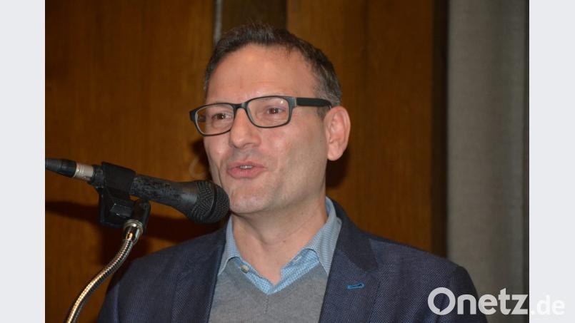 Dr. Robert Leiner stellte das 140-seitige Konzept des Integrierten Ländliches Entwicklungskonzeptes Stiftland und deren 18 Projekte vor. Bild: jr
