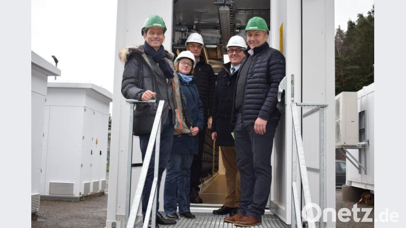 Der Batteriespeicher in der Tanzmühle stand im Mittelpunkt des Interesses von MdB Albert Rupprecht (links). Ihn begleiteten (von links) Werksleiterin Jasmin Rainer, die Energieexperten Martin Zetter und Dr. Karl-Peter Thelen von Engie sowie Bürgermeister Max Völkl (Tännesberg). Bild: bnr