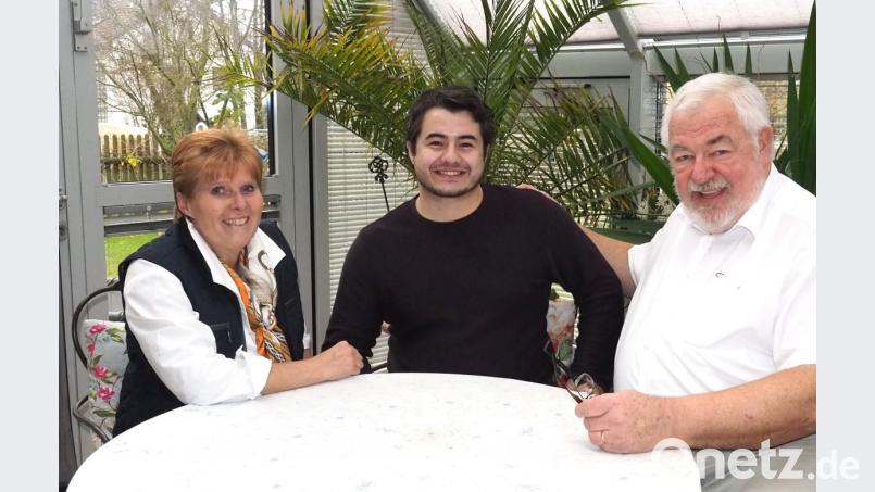 Elfi Globisch, Ibrahim Yesilay und Nikolaus Globisch (von links) im Wintergarten des Woppenriether Landarzt-Ehepaars. Der Tenor mit türkischen Wurzeln fühlt sich in der Oberpfalz pudelwohl und kommt, wann immer es sein Terminkalender zulässt, zum Fahrenberg. Besonders gerne aber ist er an Weihnachten "zu Hause". Bild: fvo
