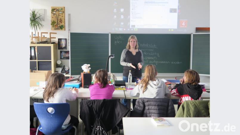 Gabriele Paetzolt (stehend) schärft den Sechstklässlern ein, dass kein Mensch das Recht habe, einen anderen zu verletzen und zu beleidigen. Bild: jzk