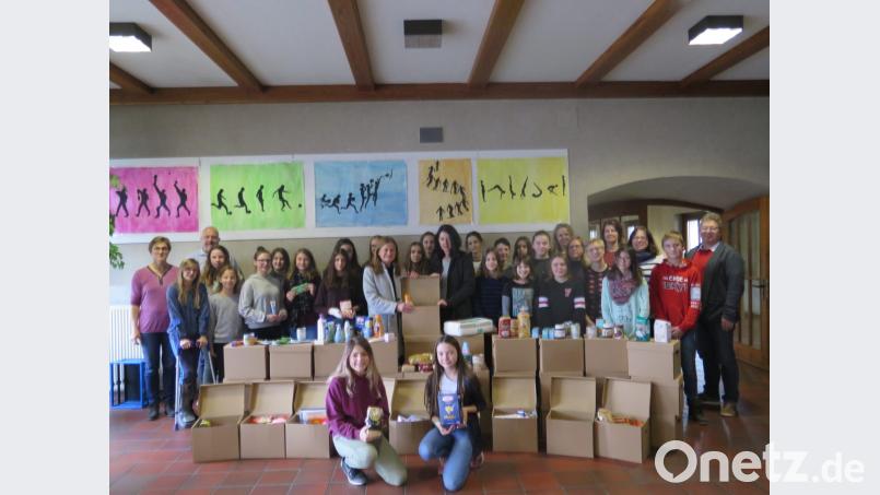 Realschuldirektor German Helgert (rechts) freut sich über die gemeinsame Weihnachtsaktion von Lehrern und Schülern für die Kemnather Tafel. Bild: jzk