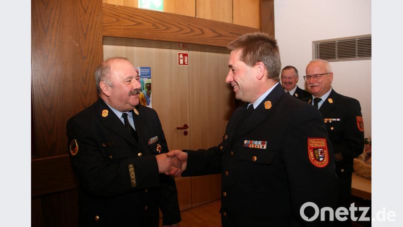 Aus den Händen von Kreisbrandinspektor Stefan Gleißner (rechts) erhielt Kreisbrandrat Andreas Wührl das Steckkreuz in Gold des Bayerischen Feuerwehrverbandes. Bild: wro