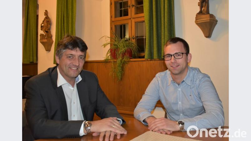 Der neue Jugendbeauftragte der Stadt Stefan Pappenberger (rechts) im Gespräch mit Bürgermeister Edgar Knobloch. Bild: rgr