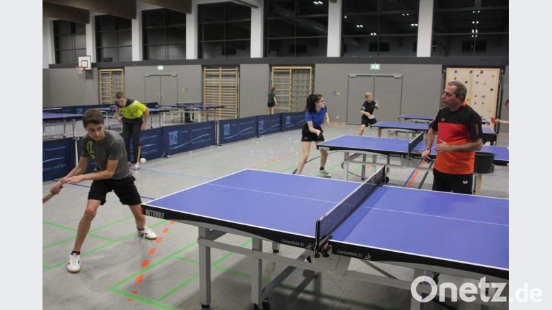 Munir Jassem (rechts) gibt dem 13-jährigen Hannes Andritzky viele Tipps, wie dieser sein Tischtennis-Spiel verbessern kann. Bild: kro