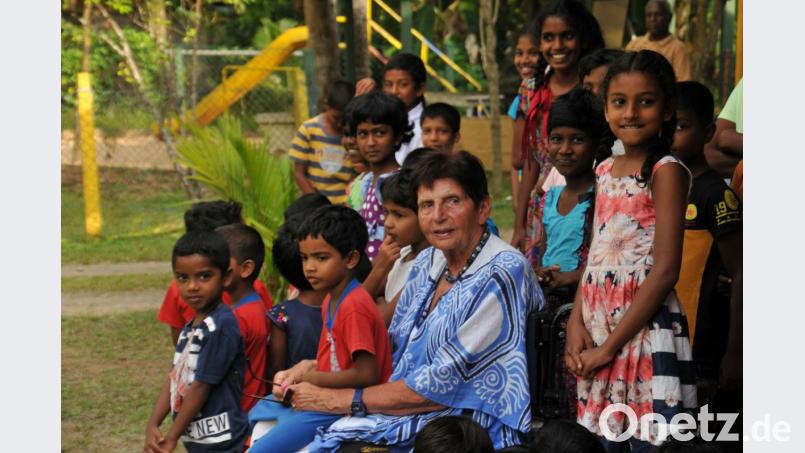 Sie leidet an Multipler Sklerose und ist deswegen auf einen Rollstuhl angewiesen. Ellen Galle bleibt deswegen aber nicht zu Hause im stillen Kämmerlein. Im Gegenteil: Jedes Jahr im Januar fliegt sie nach Sri Lanka, um vor allem Kindern zu helfen. Doch damit nicht genug: In der Region Amberg-Sulzbach ist Ellen Galle ebenfalls seit Jahrzehnten ehrenamtlich tätig – in MS-Selbsthilfegruppen, die sie entweder leitet oder beratend begleitet. Bild: exb