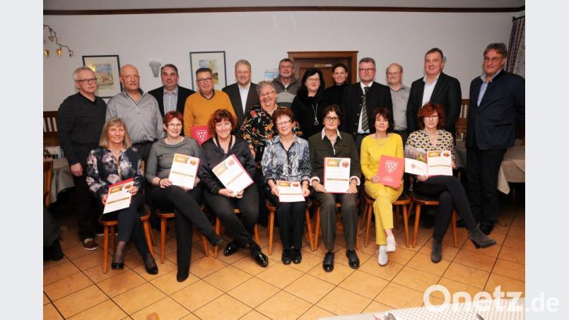 Die teilnehmenden Schlemmerwirte erhielten vom Landrat (Fünfter von links hinten) und Bürgermeister (Vierter von rechts hinten) Urkunden und viele dankende Worte für ihr Engagement um die Region. Bild: ge