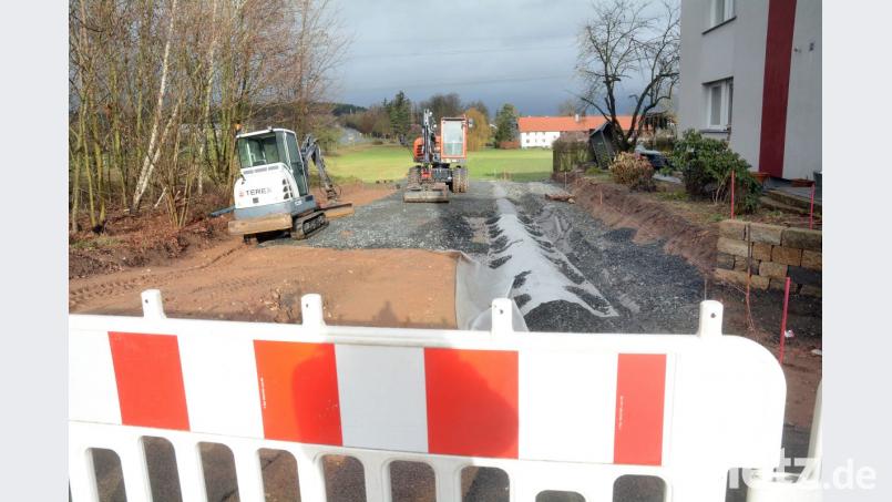 Der städtische Bautrupp muss für die abrechnungsfähige Herstellung der Straße Am Stein in Rothenstadt sorgen. Die Anlieger sind nicht begeistert, warten auf sie nun doch die Ausbaukosten. Bild: Gabriele Schönberger