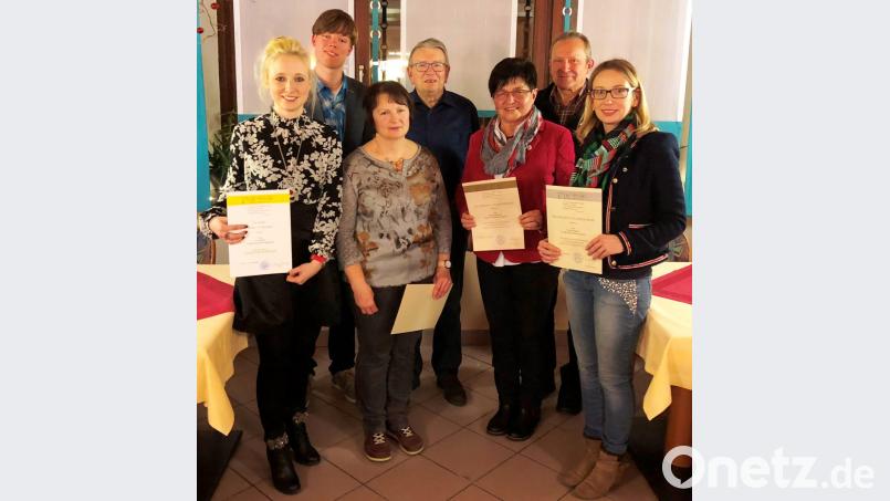 Gemeindeassistent Christian Glaser (Zweiter von links) nahm gemeinsam mit Chorleiter Hubert Reimer (Mitte) die Ehrungen vor: Lisa Bindl, Gerda Maier, Maria Feldmeier, Josef Hammerer und Ulla Baumer (von links) singen seit vielen Jahren im Kirchenchor. Auch der Chorleiter selbst erhielt eine Auszeichnung. Bild: weu
