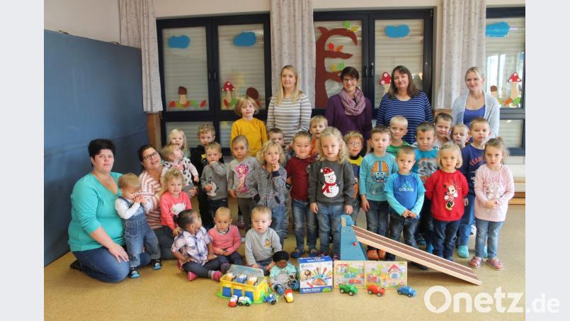 Die Kinder des Kinderhauses erhalten dank einer Geldspende des Brautpaares Michaela und Manuel Grünbeck neue Spielsachen. Die Braut (stehend, Dritte von rechts) hoffe doch, dass auch ihre künftigen Kinder mal in den Genuss dieser Spielsachen kommen. Bild: sip