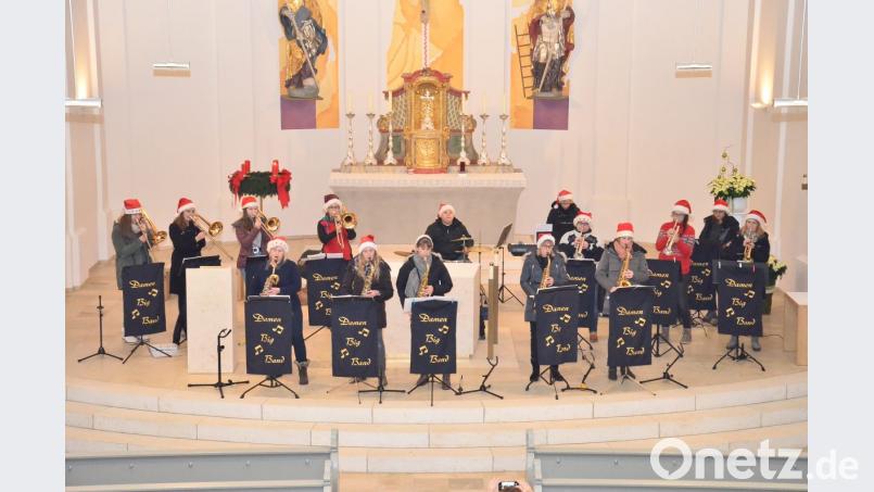 Die 15 Frauen der "Damen-Big-Band" lassen ihrem unverwechselbaren Swing-Sound in der Pfarrkirche zur Freude des Publikums freien Lauf. Bild: fjo
