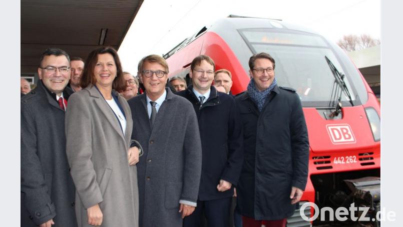 Abfahrt für den Flughafenexpress, unter anderem mit Landtagspräsidentin Ilse Aigner (CSU, Zweite von links), Bahn-Vorstand Roland Pofalla (Mitte)und Bundesverkehrsminister Andreas Scheuer (CSU, rechts). Bild: jum