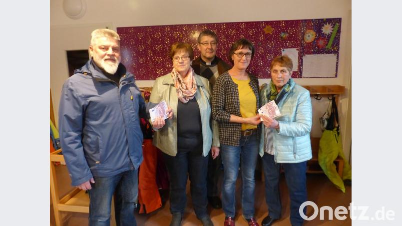 Gretl Woppmann überreicht an Veronika Rupprecht die Spende im Beisein von Pfarrer Adam Nieciecki und auch Renate Kraus an Hubert Zitzmann (von rechts(. Bild: sl