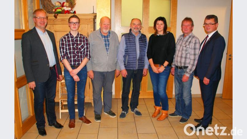 Die Arge-Vorsitzenden Georg Keil und Tobias Böhm (von links), Bürgermeister Martin Birner und Stadtrat Herbert Wartha (von rechts) verabschiedeten die Vorstandsmitglieder Hans-Werner Habel, Josef Scheidler und Monika Stangl. Bild: agr
