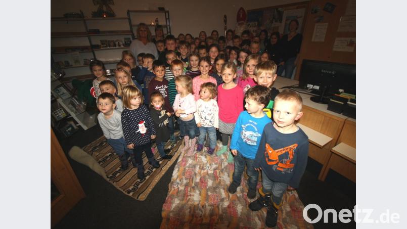 55 Kinder folgten der Einladung der Bibliothek im Dostlerhaus zum Nikolaus-Leseabend. Mit von der Partie war Konrad Merkl im Gewand des Heiligen, der für die kleinen Leseratten einen Sack voller Überraschungen als Anerkennung für ihre gesunde Neugier mitgebracht hatte. Bild: bjp Bild: bjp