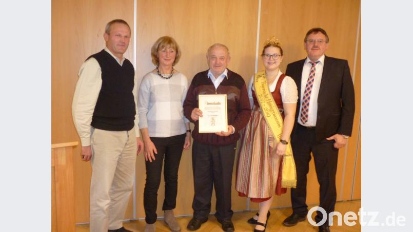 Hermann Schertl (Mitte) darf sich nun Ehrenvorsitzender des Imkervereins nennen. Dazu gratulieren ihm Bezirksvorsitzender Richard Schecklmann (von links), Vorsitzende Marianne Metzner, die bayerische Honigprinzessin Doris Grünbauer sowie Bürgermeister Hans-Martin Schertl. Bild: ct