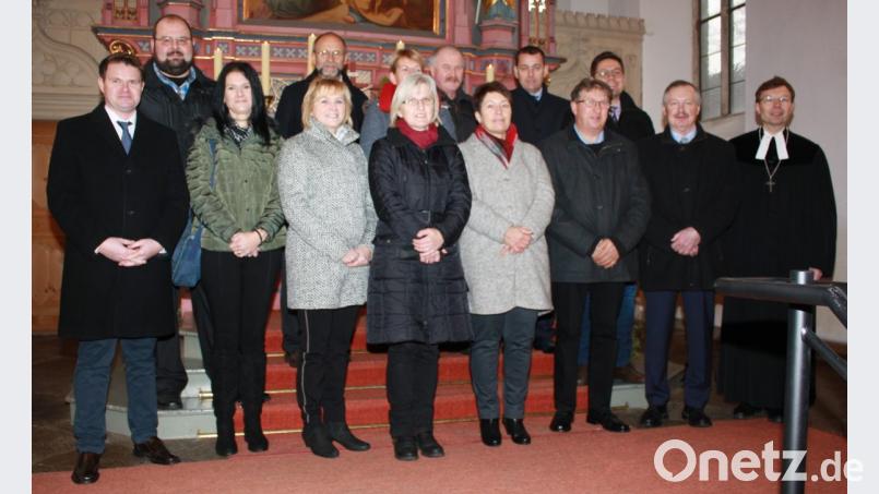 Es zeigt die neuen Kirchenvorsteher mit dem Dekan vorne von links: Matthias Bäumler, Anita Götz, Inge Üblacker, Gerda Höning, Heidi Hopf, Reinhold Schröml, Wilhelm Horn und Dekan Dr. Wenrich Slenczka. Hinten von links: Stefan Radies, Rüdiger Goedecke, Gerlinde Bauer (etwas verdeckt), Friedrich Würner, Ekkehard Teicher und Thomas Scheibler. Bild: lk