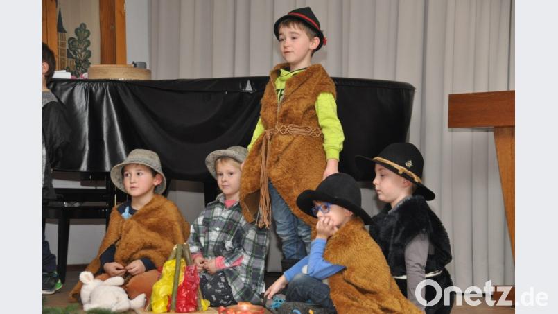 Die Hirten beobachten das Geschehen in der Krippe Bild: ak