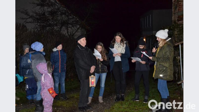 Das erste Adventsfenster wurde in der Mühlschleif geöffnet. Die Mädchen von der Kolpingjugend trugen die Texte dazu vor. Bild: gi