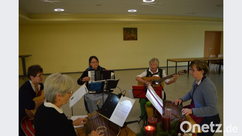 Die Musikerinnen von "Allerhand Saiten" stimmten beim Seniorennachmittag des OGV Winklarn auf die Weihnachtszeit ein. Bild: bej