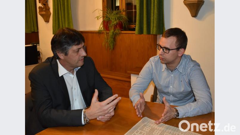 Der neue Jugendbeauftragte der Stadt Stefan Pappenberger (rechts) im Gespräch mit Bürgermeister Edgar Knobloch. Bild: rgr