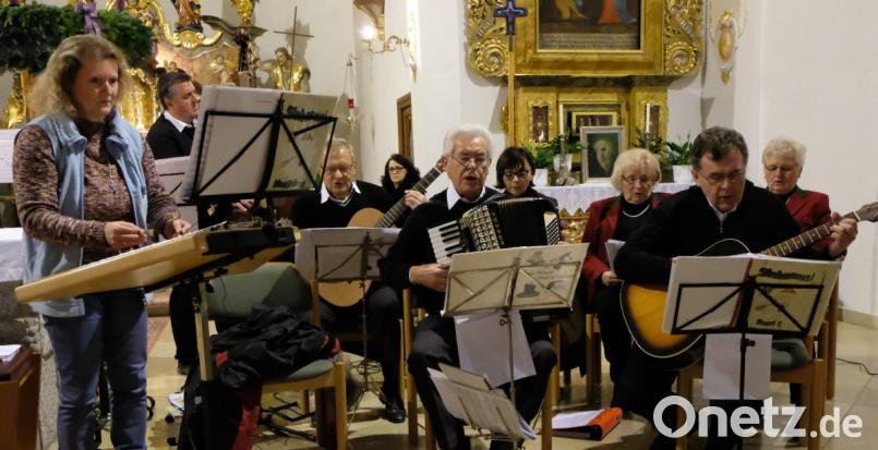 Nicht mehr missen möchten die Zuhörer des Adventssingens in der Pfarrkirche die Auftritte der Musikanten und Sänger aus dem Pleysteiner und Miesbrunner Land. Bild: le