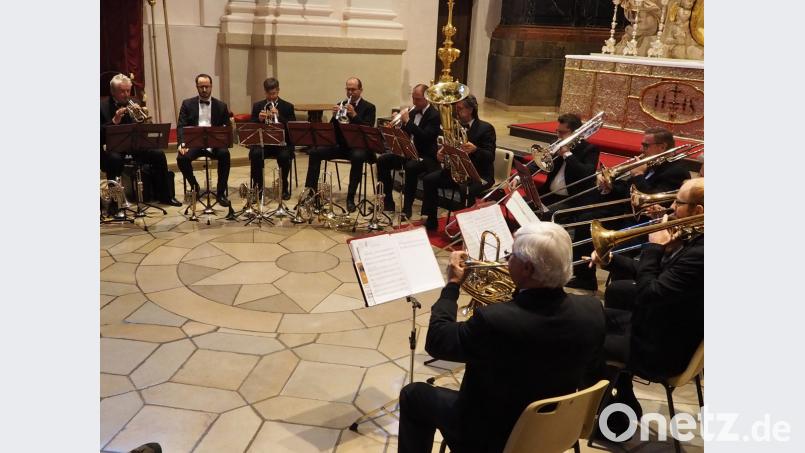 Das virtuos glänzende Blechbläserensemble unter Leitung von Ludwig Güttler begeisterte bei zwei ausverkauften Konzerten in der strahlenden Basilika Waldsassen. Bild: Franz Lahm