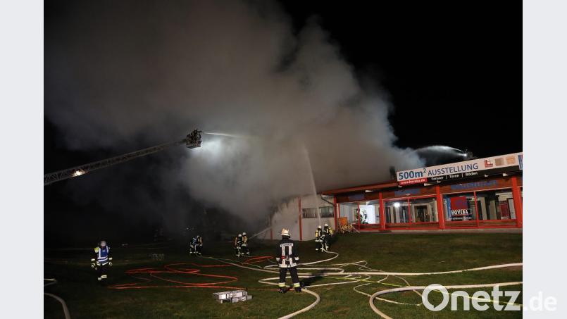 Mit einem Großaufgebot an Einsatzkräften bekämpfte die Feuerwehr den Brand. Bild: Wolfgang Steinbacher
