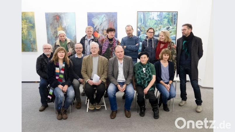 Bei der Mitgliederausstellung „Passt“ im Kunstverein Weiden macht es die jurylose Zulassung möglich, unterschiedlichste Künstlertypen zusammenzuführen und zu einer charmant anarchischen Bilderschau zu vereinen. Bild: Jörg Otto