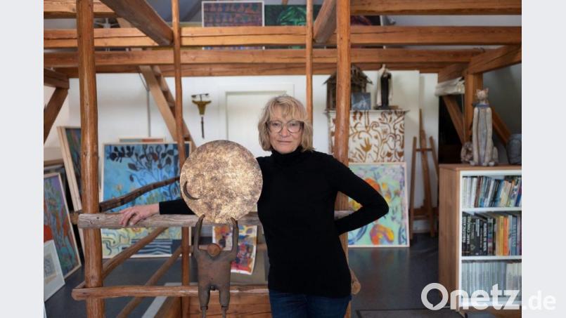 Irene Schleicher mit der Skulptur &quot;Donald, der Narzisst&quot;. Bild: Nomi Baumgartl/exb